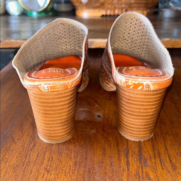 L'ARTISTE (SPRING STEP) Hand Painted Floral on Carmel Leather Open Back Heel 7 - Picture 4 of 8